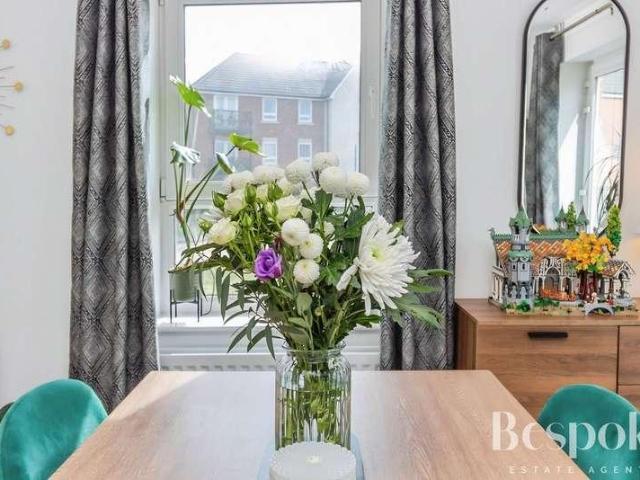 Flat for sale in Shinfield