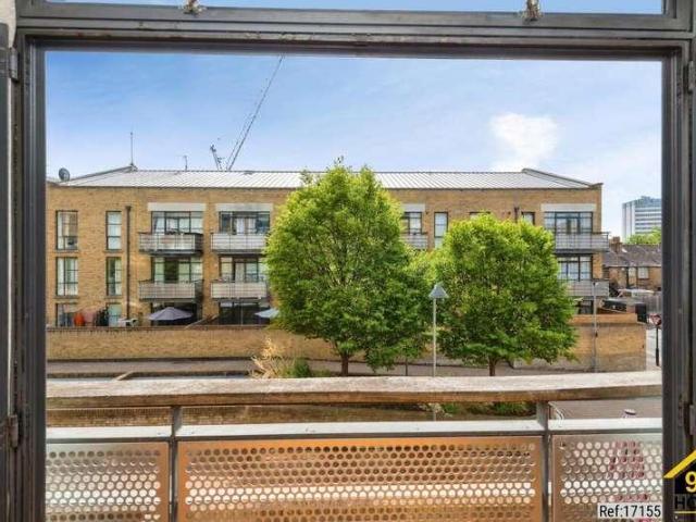 Flat for sale in London Borough of Hounslow, Greater London