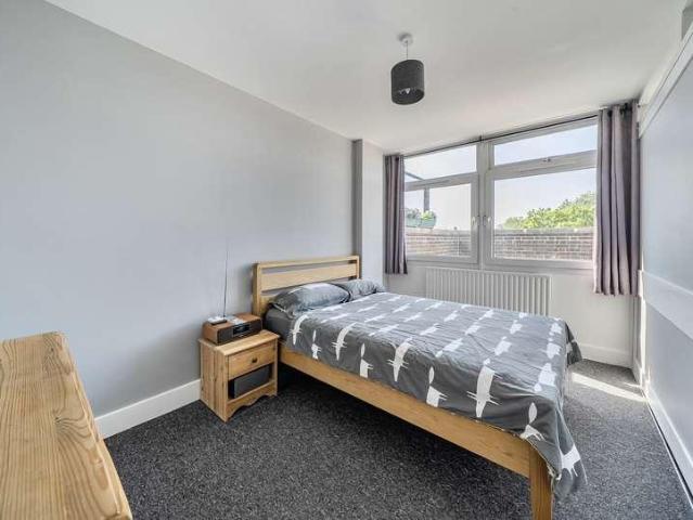 Flat for sale in Furzedown, Greater London