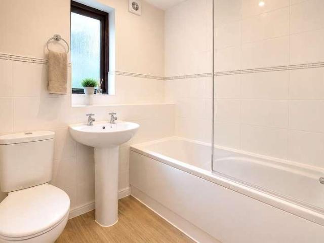 Flat for sale in Goldsworth Park, Woking