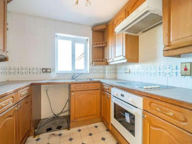 Flat for sale in Woodford Green, Hale End