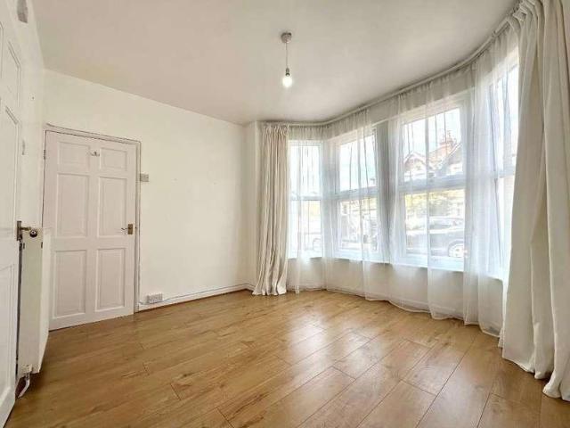 Flat for sale in Alton Barnes, Essex
