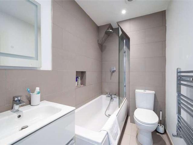 Flat for sale in London Borough of Wandsworth, Greater London