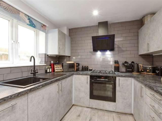 Flat for sale in Red Hill, Surrey