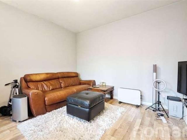Flat for sale in Upper Hale, Fole