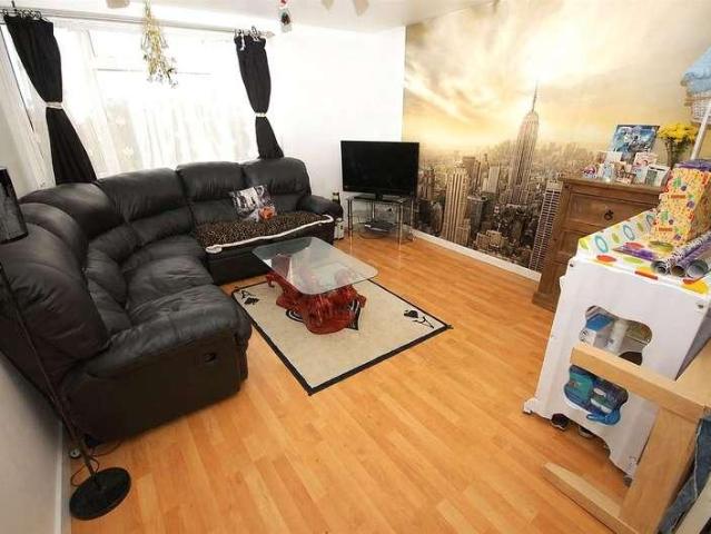 Flat for sale in Lee Chapel, Essex