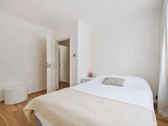 Flat for sale in North Sheen, Greater London