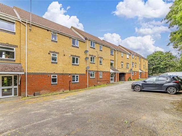 Flat for sale in Elstree and Borehamwood, Elstree