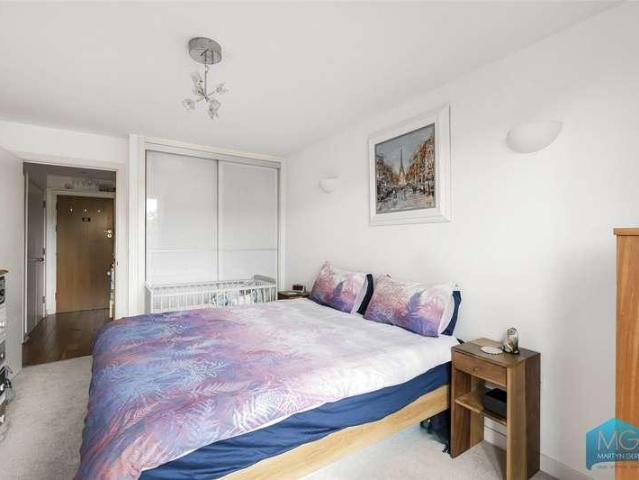 Flat for sale in Hornsey, Greater London