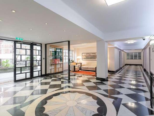 Flat for sale in Kensington, Greater London