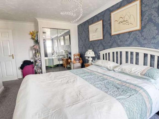 Flat for sale in Dale Hill, Essex