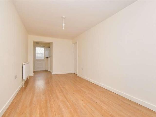 Flat for sale in London Borough of Croydon, Shirley