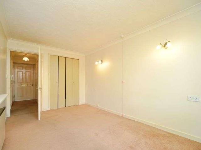 Flat for sale in Sidcup, Albany Park