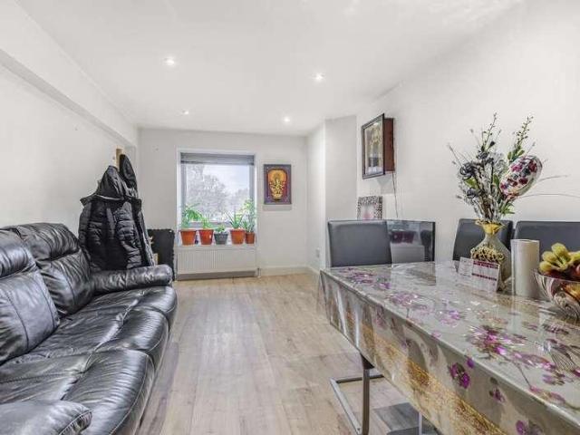 Flat for sale in Little Stanmore, Greater London