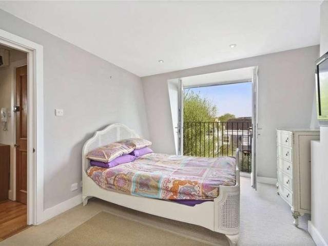 Flat for sale in Shepherd's Bush, Greater London