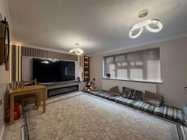Flat for sale in London Borough of Hounslow, Greater London