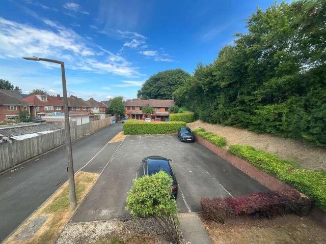 Flat for sale in Cherry Orchard, Fold Hill