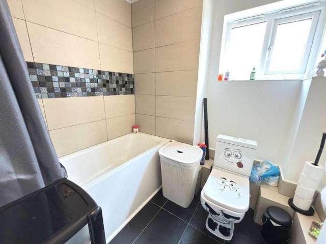 Flat for sale in Spring Park, Luton