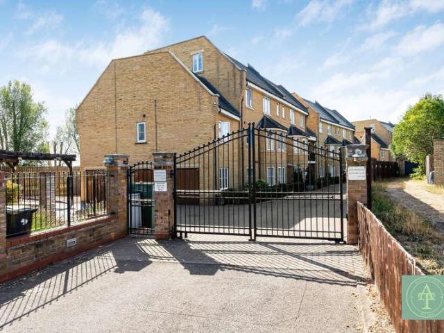 Flat for sale in Bowes, Greater London