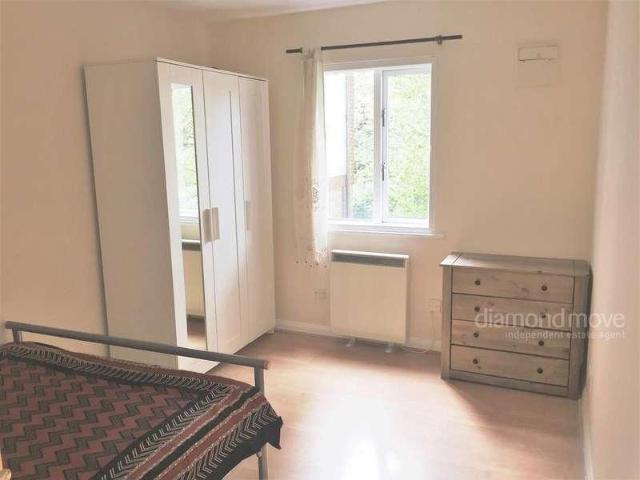 Flat for sale in London Borough of Hounslow, Heston