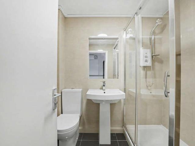 Flat for sale in Isle Of Dogs, Greater London