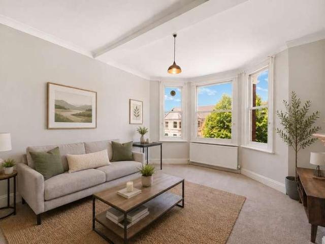 Flat for sale in North Kensington, Greater London