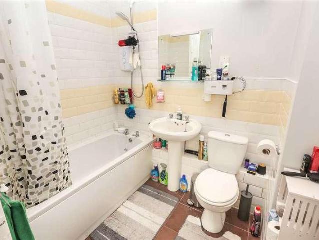 Flat for sale in Chalvey, Slough