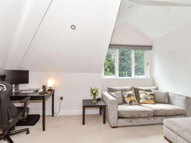 Flat for sale in Red Hill, Surrey