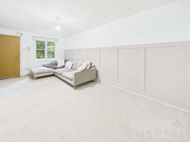 Flat for sale in Maidenbower, Crawley