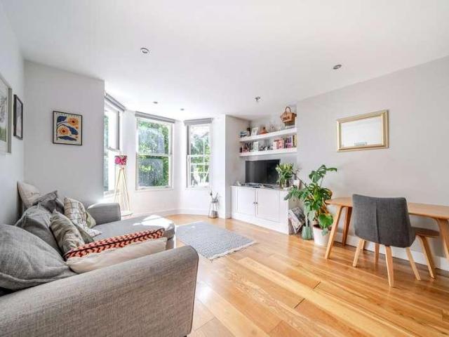 Flat for sale in Surbiton, Greater London