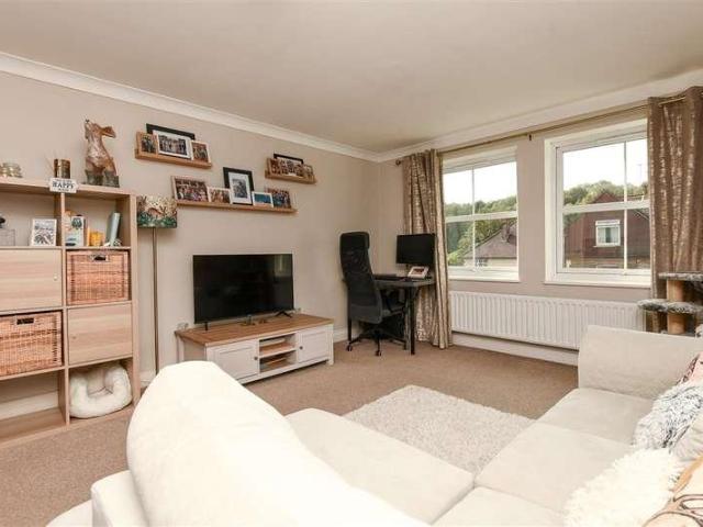 Flat for sale in Caterham, Tandridge