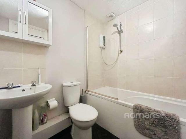 Flat for sale in Hale, Waverley