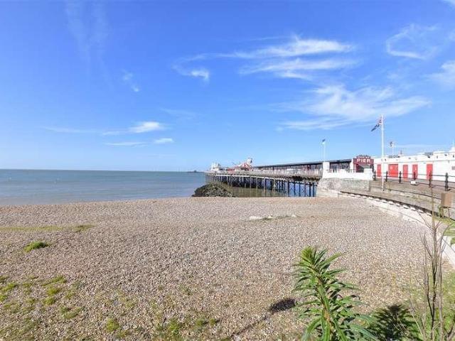 Flat for sale in Oxenden, The Bridge