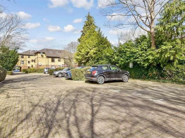 Flat for sale in Pachesham Park, Surrey