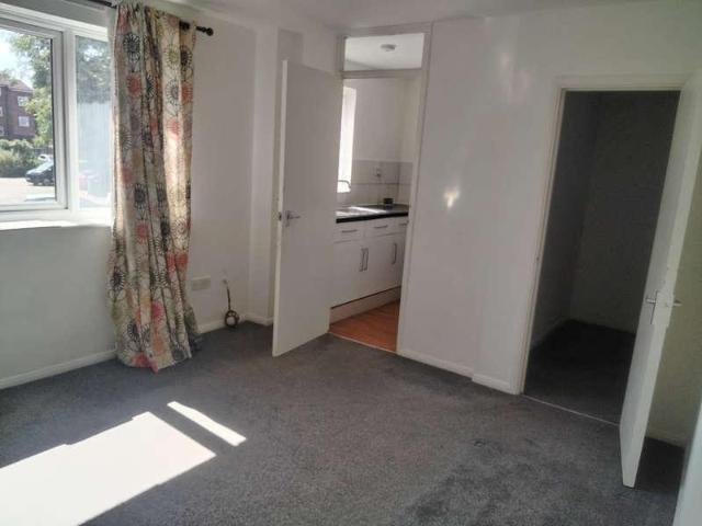 Flat for sale in London Borough of Ealing, Greater London