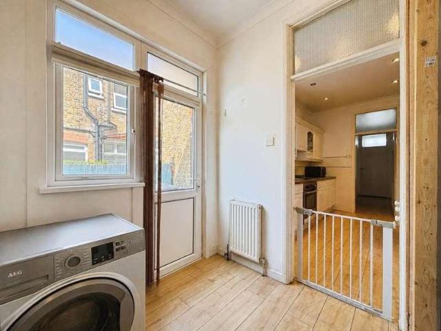 Flat for sale in Alton Barnes, Essex