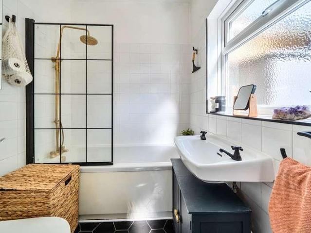 Flat for sale in London Borough of Ealing, Hanwell