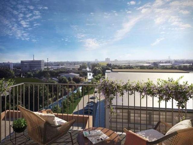 Flat for sale in Hayes, Greater London