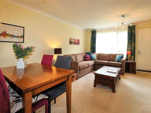 Flat for sale in Goldsworth Park, Woking
