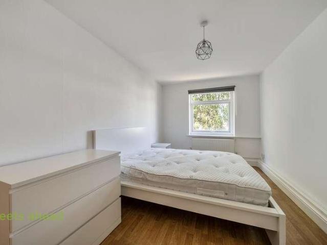 Flat for sale in London Borough of Croydon, Selhurst
