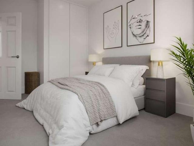 Flat for sale in Belle Isle, West Yorkshire