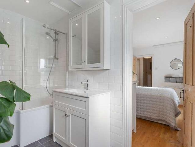 Flat for sale in Stroud Green, Greater London