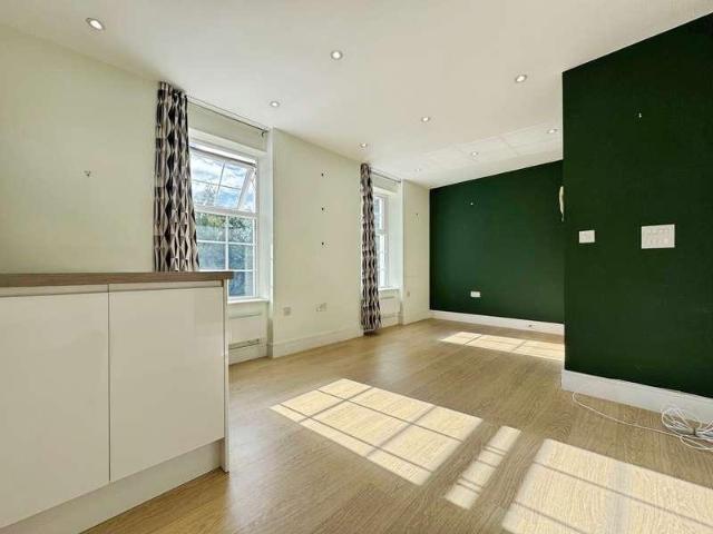 Flat for sale in Chepping Wycombe, Loudwater