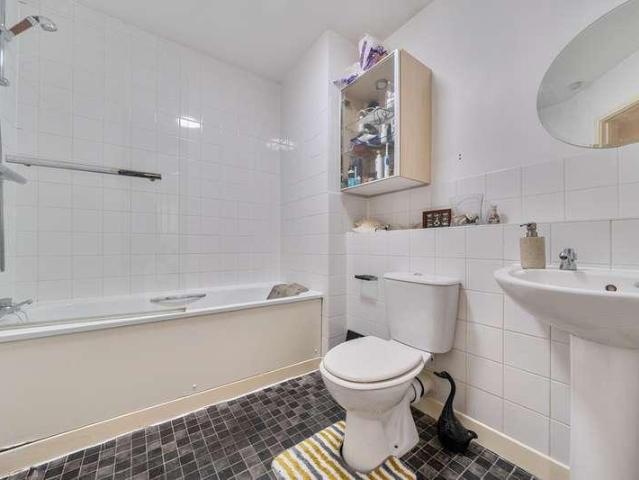 Flat for sale in Chalfont St. Peter, Denham