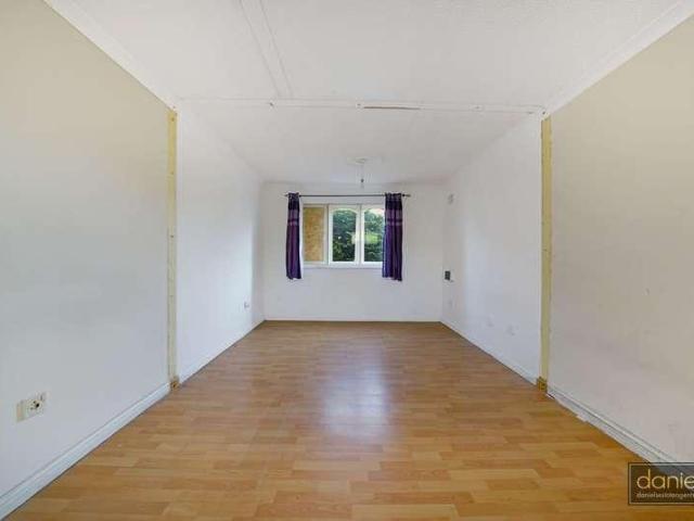 Flat for sale in Harlesden, Greater London