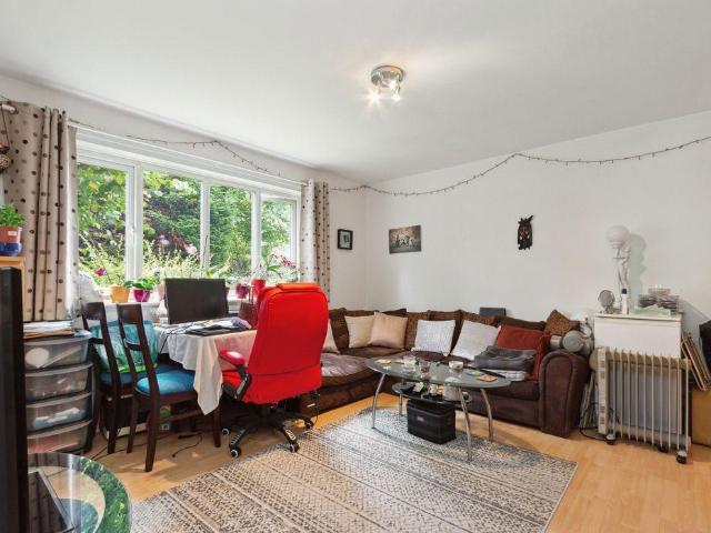 Flat for sale in London Borough of Merton, Collier's Wood
