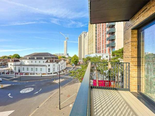 Flat for sale in London Borough of Ealing, Greater London