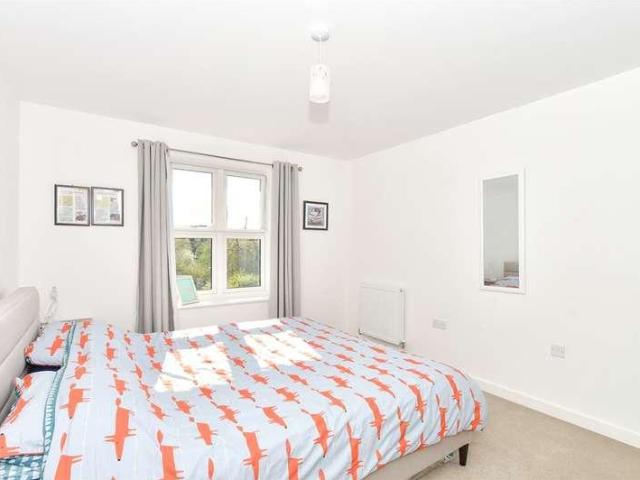 Flat for sale in Fole, Surrey