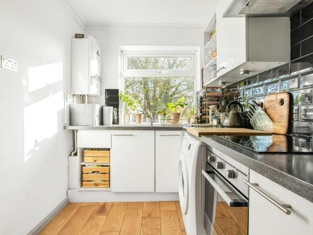 Flat for sale in E13, London