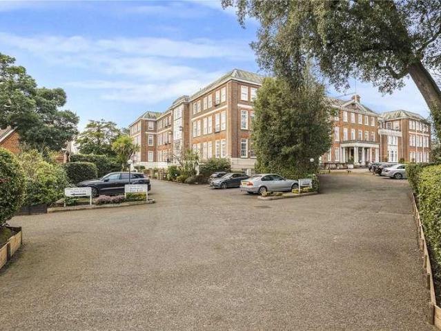 Flat for sale in Southgate, Greater London